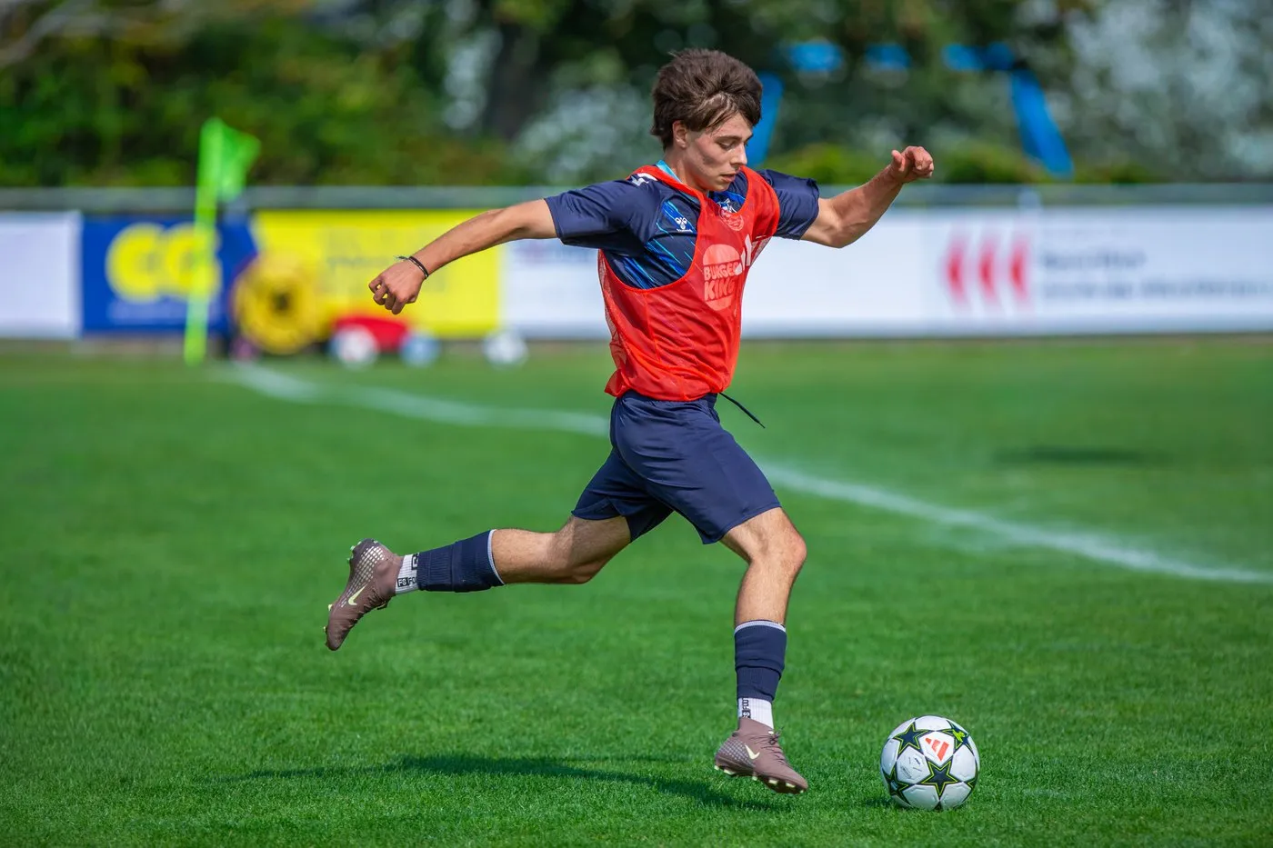 Spieler der A-Jugend beim Torschuss