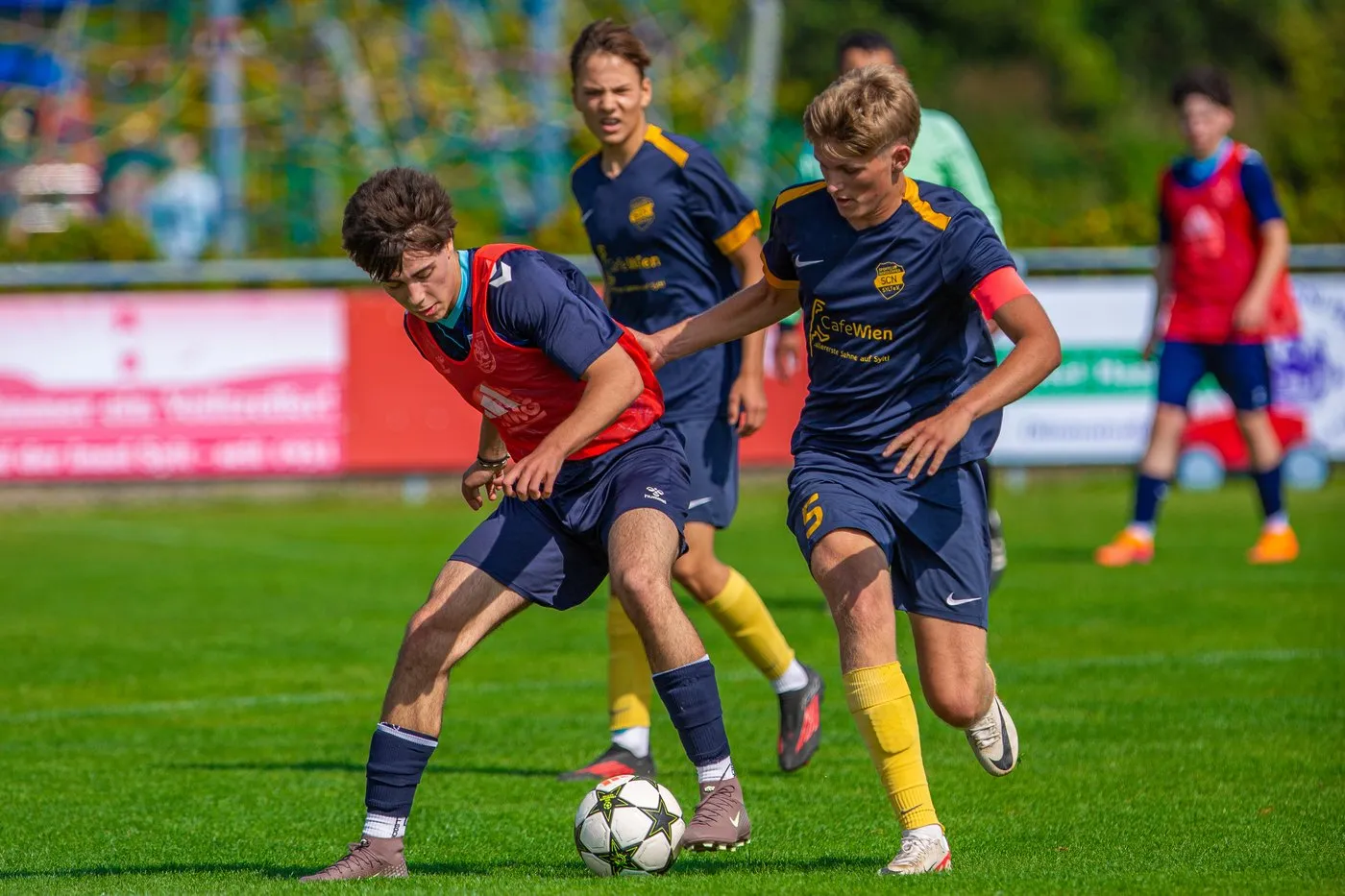 Zweikampf auf dem Sportplatz