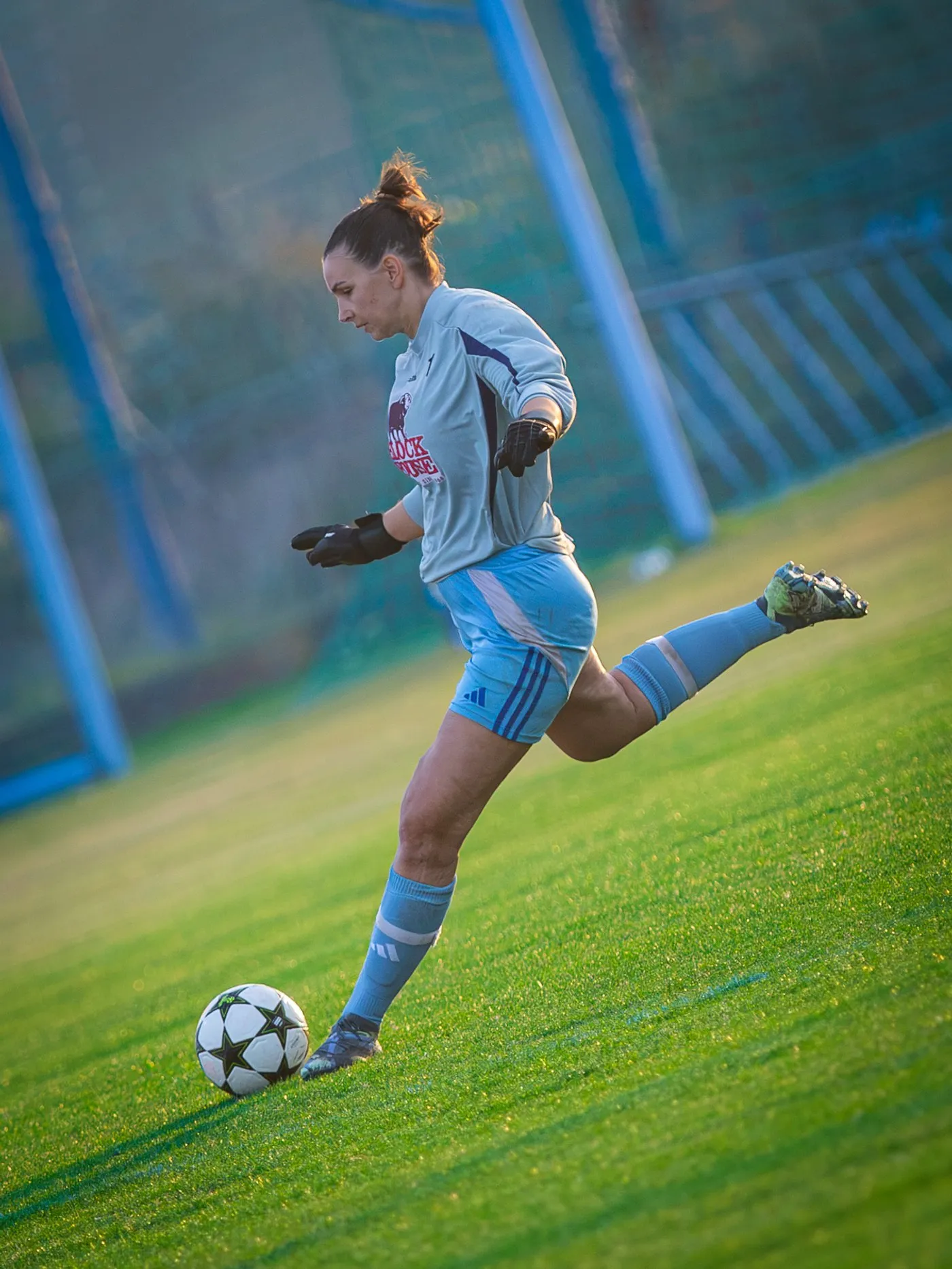 Spielerin im Abendlicht auf dem Platz