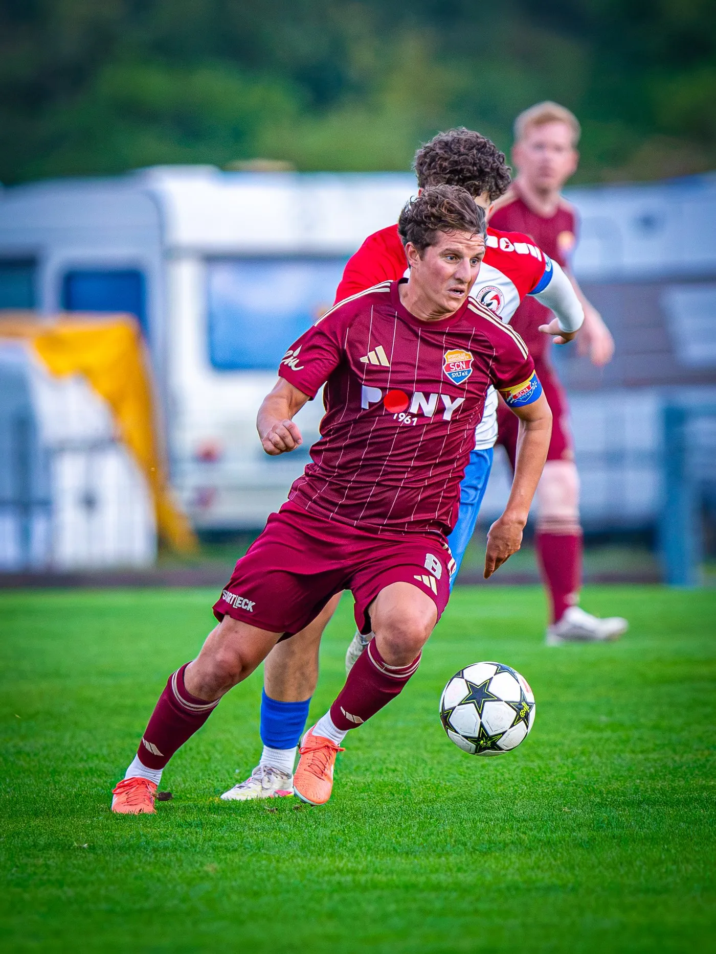 Herrenspieler mit Ball