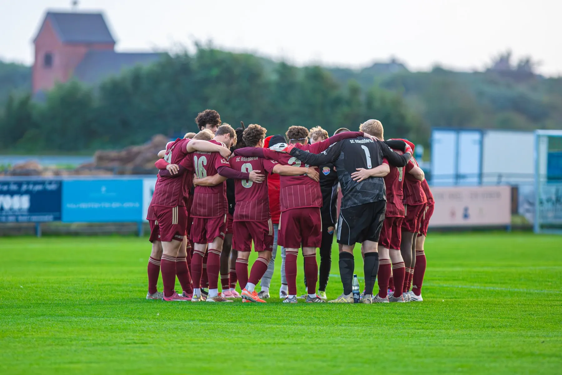 Mannschaftskreis der Herren vor dem Anpfiff auf dem Sportplatz